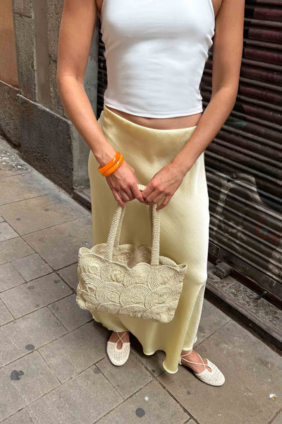 Bolso rafia con flores bordadas