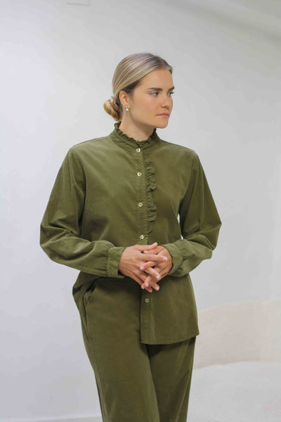 Camisa verde de pana con volante