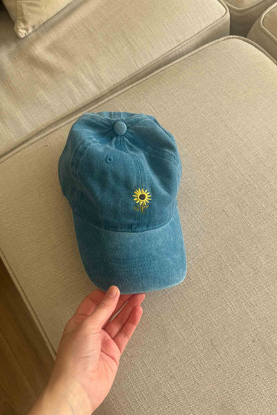 Gorra azul con girasol