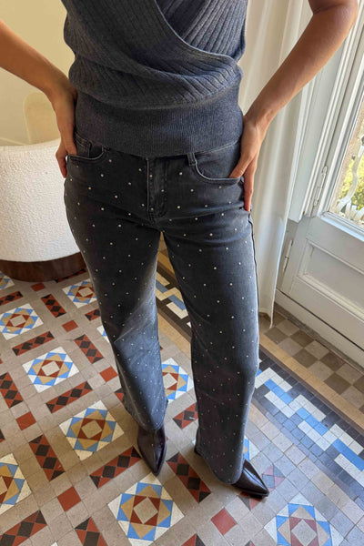 Jeans gris con tachuelas