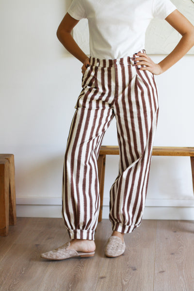 Pantalón de rayas marrón