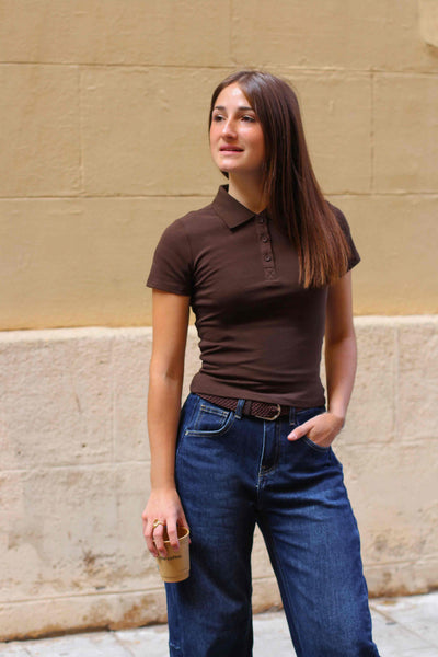 Polo marrón de punto elástico