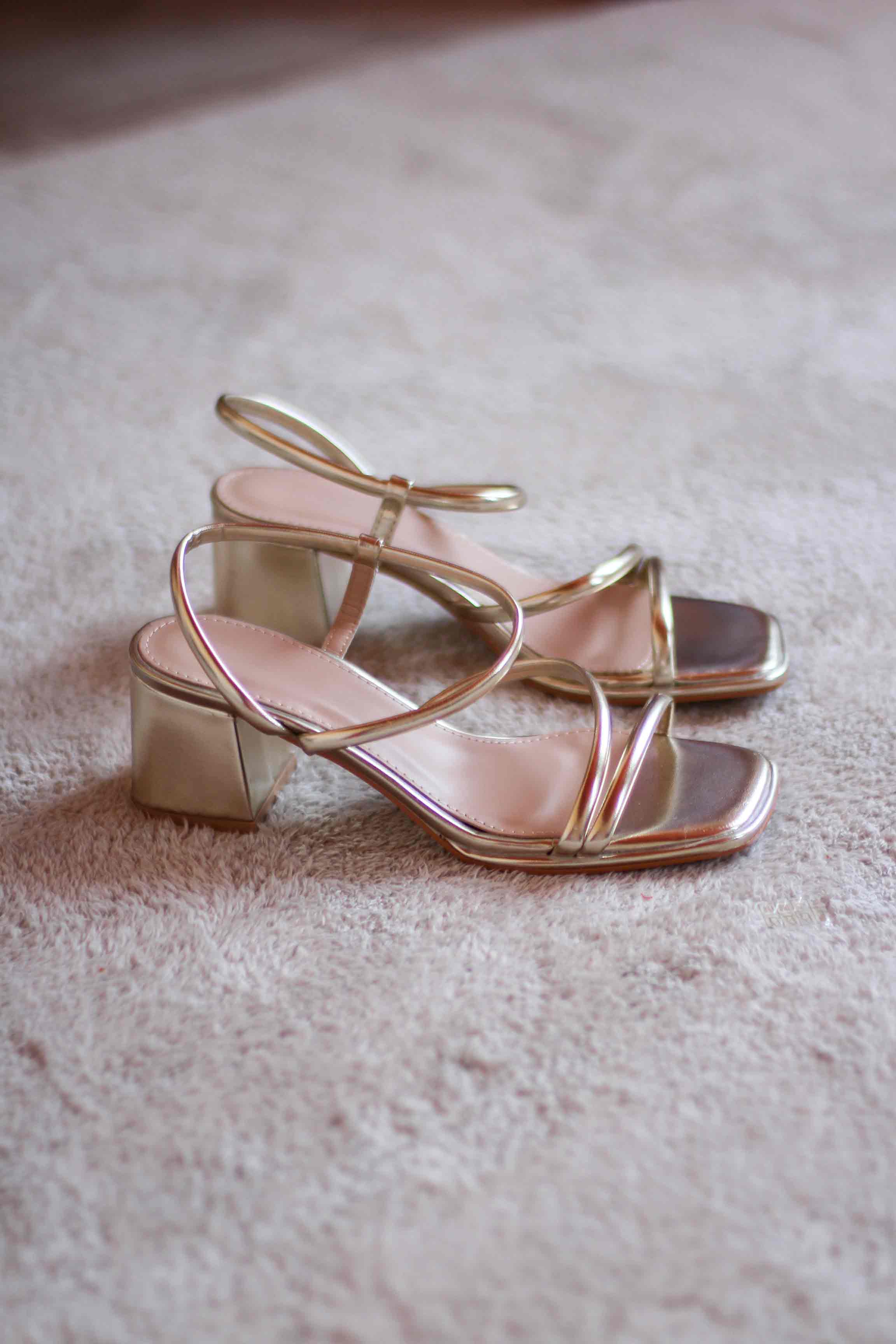 Sandalias Doradas Medio Tacón Usa Sandalias Doradas De Tacón Medio