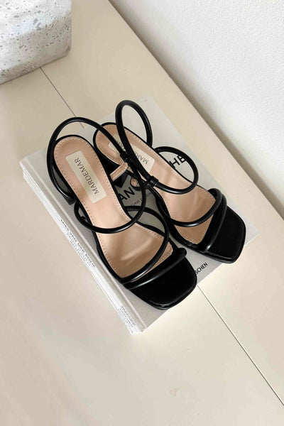 Sandalia negra tacón bajo